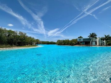 Casa en venta en Yucatán Country Club, privada Kanha con vista a lago.