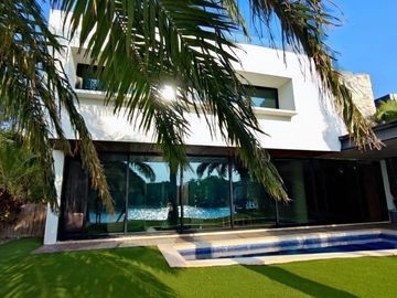 Casa en venta en Yucatán Country Club, privada Kanha con vista a lago.