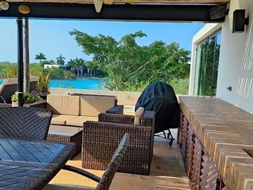 Casa en venta en Yucatán Country Club, privada Kanha con vista a lago.