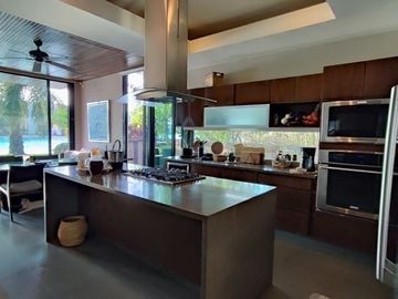 Casa en venta en Yucatán Country Club, privada Kanha con vista a lago.