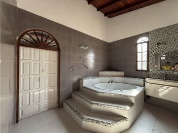 Casa de oportunidad en barrio Jardín 005