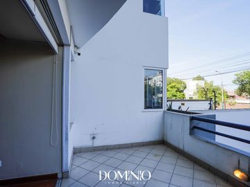 Departamento con terraza en 1er piso elevado a pasos del Pentagonito