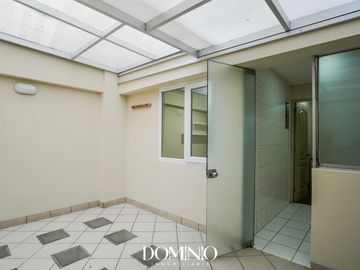Departamento con terraza en 1er piso elevado a pasos del Pentagonito