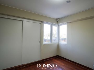 Departamento con terraza en 1er piso elevado a pasos del Pentagonito