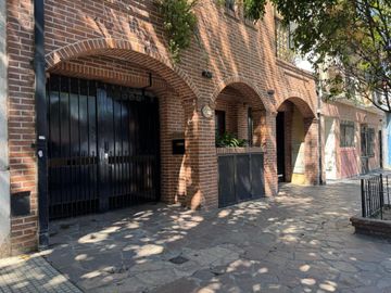 TRIPLEX DE 3 AMB + ESCRITORIO COCHERA Y PATIO