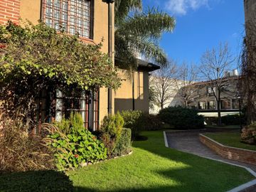 TRIPLEX DE 3 AMB + ESCRITORIO COCHERA Y PATIO
