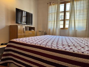 TRIPLEX DE 3 AMB + ESCRITORIO COCHERA Y PATIO
