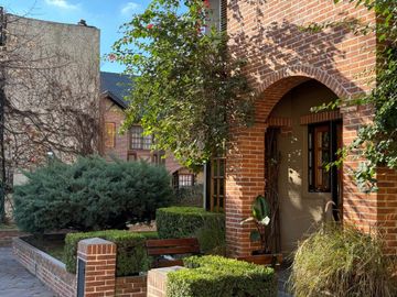 TRIPLEX DE 3 AMB + ESCRITORIO COCHERA Y PATIO