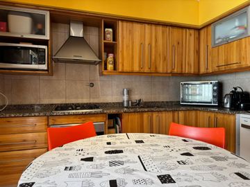 TRIPLEX DE 3 AMB + ESCRITORIO COCHERA Y PATIO
