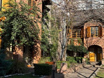 TRIPLEX DE 3 AMB + ESCRITORIO COCHERA Y PATIO