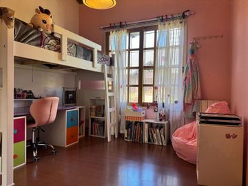 TRIPLEX DE 3 AMB + ESCRITORIO COCHERA Y PATIO