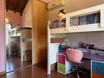 TRIPLEX DE 3 AMB + ESCRITORIO COCHERA Y PATIO