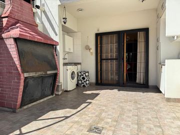 TRIPLEX DE 3 AMB + ESCRITORIO COCHERA Y PATIO