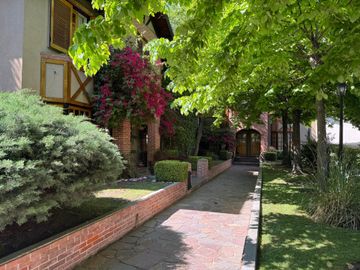 TRIPLEX DE 3 AMB + ESCRITORIO COCHERA Y PATIO