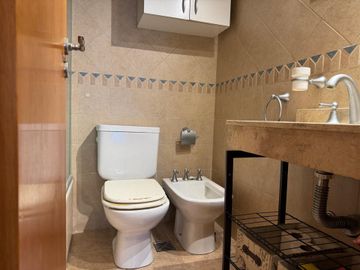 TRIPLEX DE 3 AMB + ESCRITORIO COCHERA Y PATIO