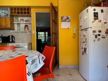 TRIPLEX DE 3 AMB + ESCRITORIO COCHERA Y PATIO