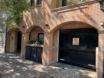 TRIPLEX DE 3 AMB + ESCRITORIO COCHERA Y PATIO