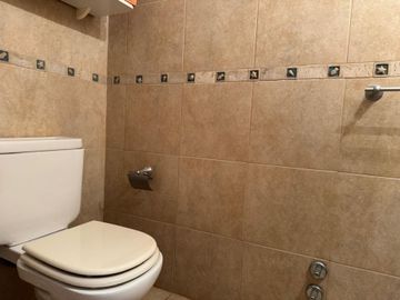 TRIPLEX DE 3 AMB + ESCRITORIO COCHERA Y PATIO