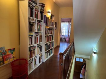 TRIPLEX DE 3 AMB + ESCRITORIO COCHERA Y PATIO