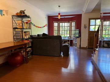 TRIPLEX DE 3 AMB + ESCRITORIO COCHERA Y PATIO