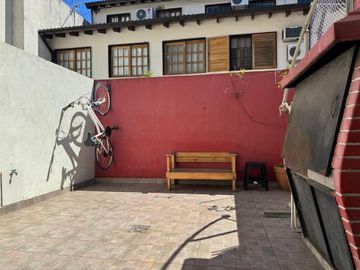 TRIPLEX DE 3 AMB + ESCRITORIO COCHERA Y PATIO