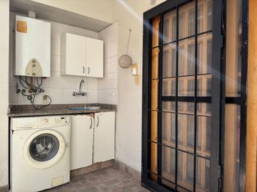 TRIPLEX DE 3 AMB + ESCRITORIO COCHERA Y PATIO
