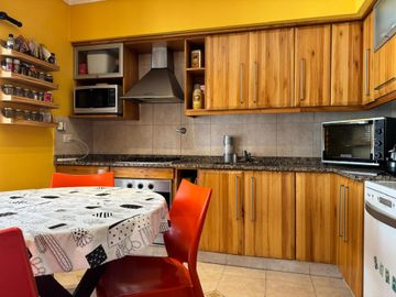 TRIPLEX DE 3 AMB + ESCRITORIO COCHERA Y PATIO