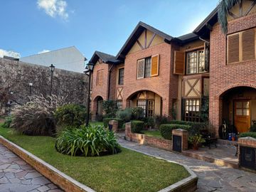 TRIPLEX DE 3 AMB + ESCRITORIO COCHERA Y PATIO