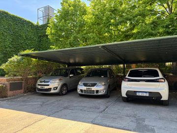 TRIPLEX DE 3 AMB + ESCRITORIO COCHERA Y PATIO