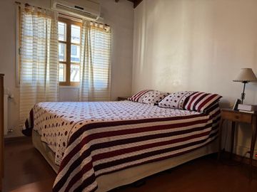 TRIPLEX DE 3 AMB + ESCRITORIO COCHERA Y PATIO