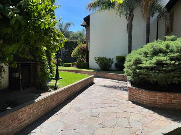 TRIPLEX DE 3 AMB + ESCRITORIO COCHERA Y PATIO