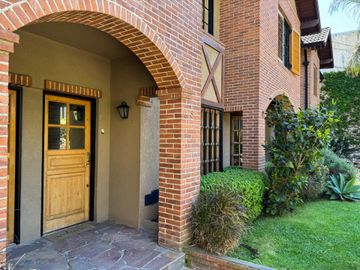 TRIPLEX DE 3 AMB + ESCRITORIO COCHERA Y PATIO