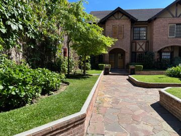 TRIPLEX DE 3 AMB + ESCRITORIO COCHERA Y PATIO