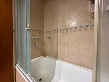 TRIPLEX DE 3 AMB + ESCRITORIO COCHERA Y PATIO