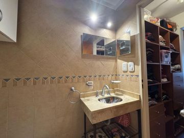 TRIPLEX DE 3 AMB + ESCRITORIO COCHERA Y PATIO
