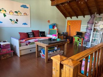 TRIPLEX DE 3 AMB + ESCRITORIO COCHERA Y PATIO