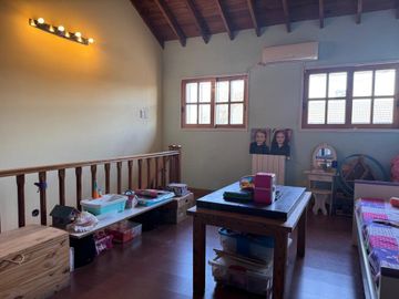 TRIPLEX DE 3 AMB + ESCRITORIO COCHERA Y PATIO