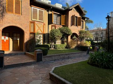 TRIPLEX DE 3 AMB + ESCRITORIO COCHERA Y PATIO