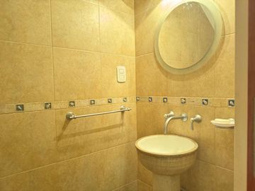 TRIPLEX DE 3 AMB + ESCRITORIO COCHERA Y PATIO