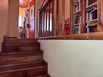 TRIPLEX DE 3 AMB + ESCRITORIO COCHERA Y PATIO