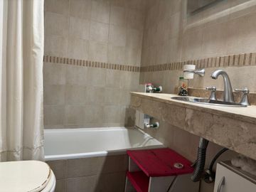 TRIPLEX DE 3 AMB + ESCRITORIO COCHERA Y PATIO