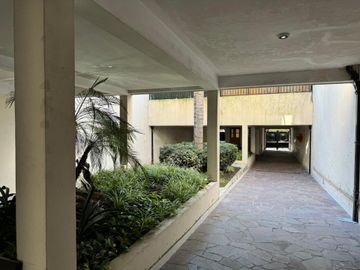 TRIPLEX DE 3 AMB + ESCRITORIO COCHERA Y PATIO