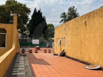 Casa uso de suelo en venta en Toriello Guerra