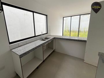 Casa de venta en Urb. La Costa- Samborondon – código:21704