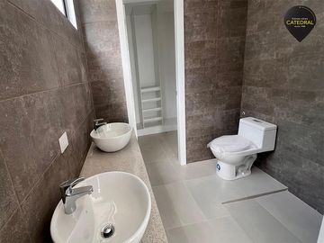 Casa de venta en Urb. La Costa- Samborondon – código:21704