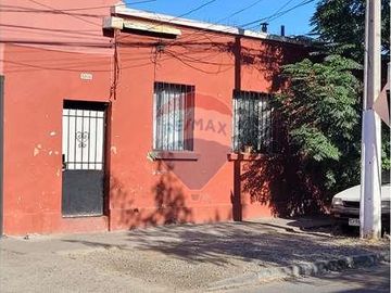 SE VENDE AMPLIA CASA ESQUINA EN SAN MIGUEL