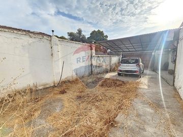 Casa esquina con local comercial