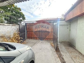 Casa esquina con local comercial