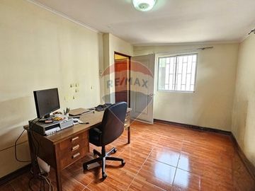 Casa esquina con local comercial