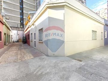 Casa con excelente ubicación/ Av. Santa Isabel